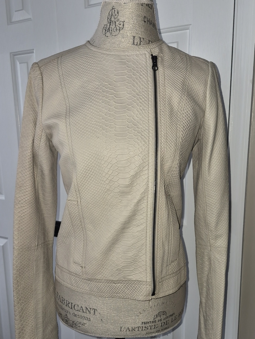 VINCE NWOT TEXTURED REAL LEATHER PYTHON PRINT ASYMETRIC ZIP LINED CREAM JACKET